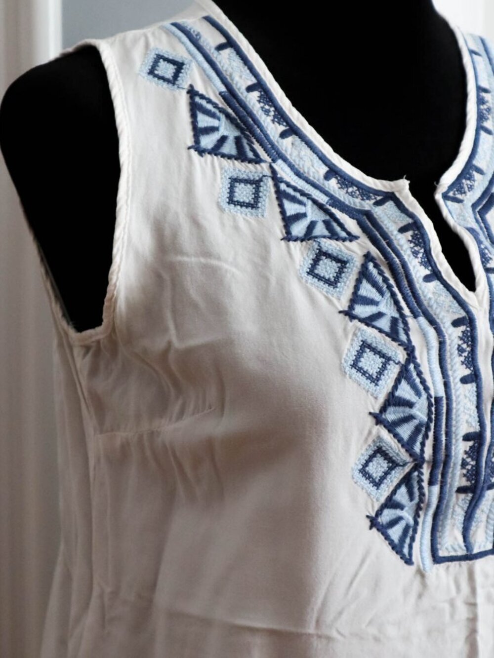 Solitaire Embroidered Tank Top Boho Festival Women's Sz Medium Blue & White - Picture 2 of 6